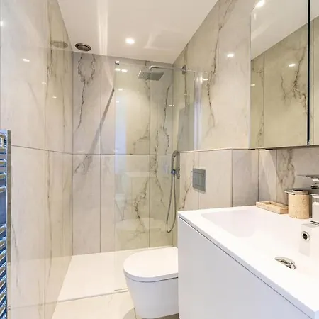 Beautiful 4 Bedrooms, Terrace,